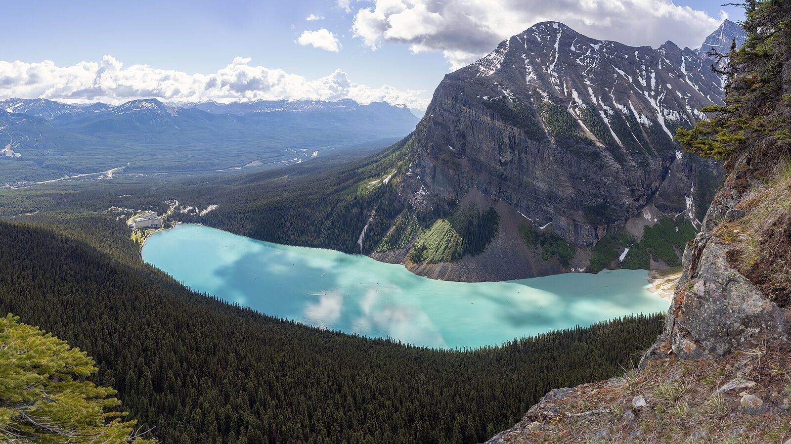 Lago turquesa de Lake Louise rodeado de montañas en Alberta