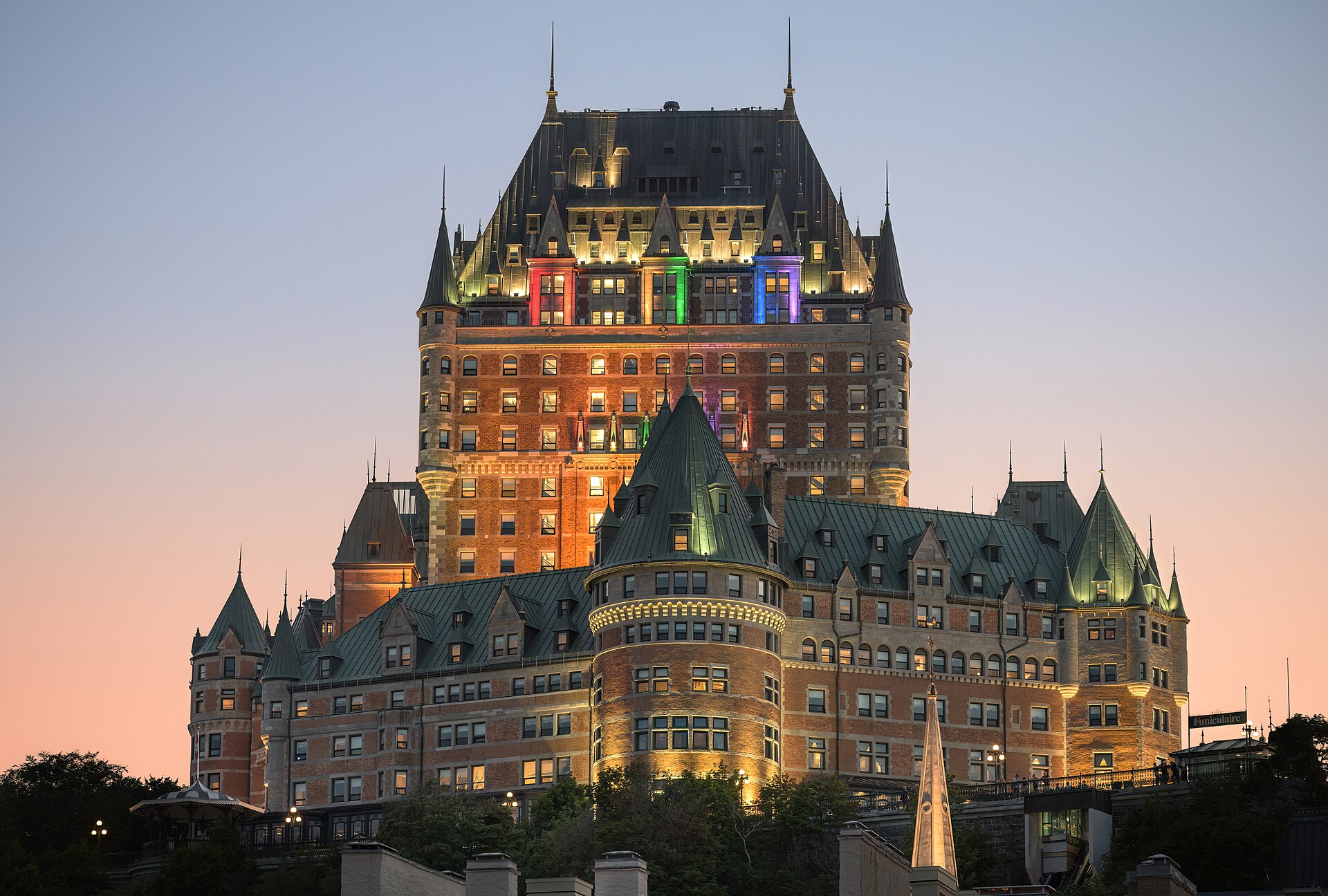 Château Frontenac iluminado al atardecer en la ciudad de Quebec