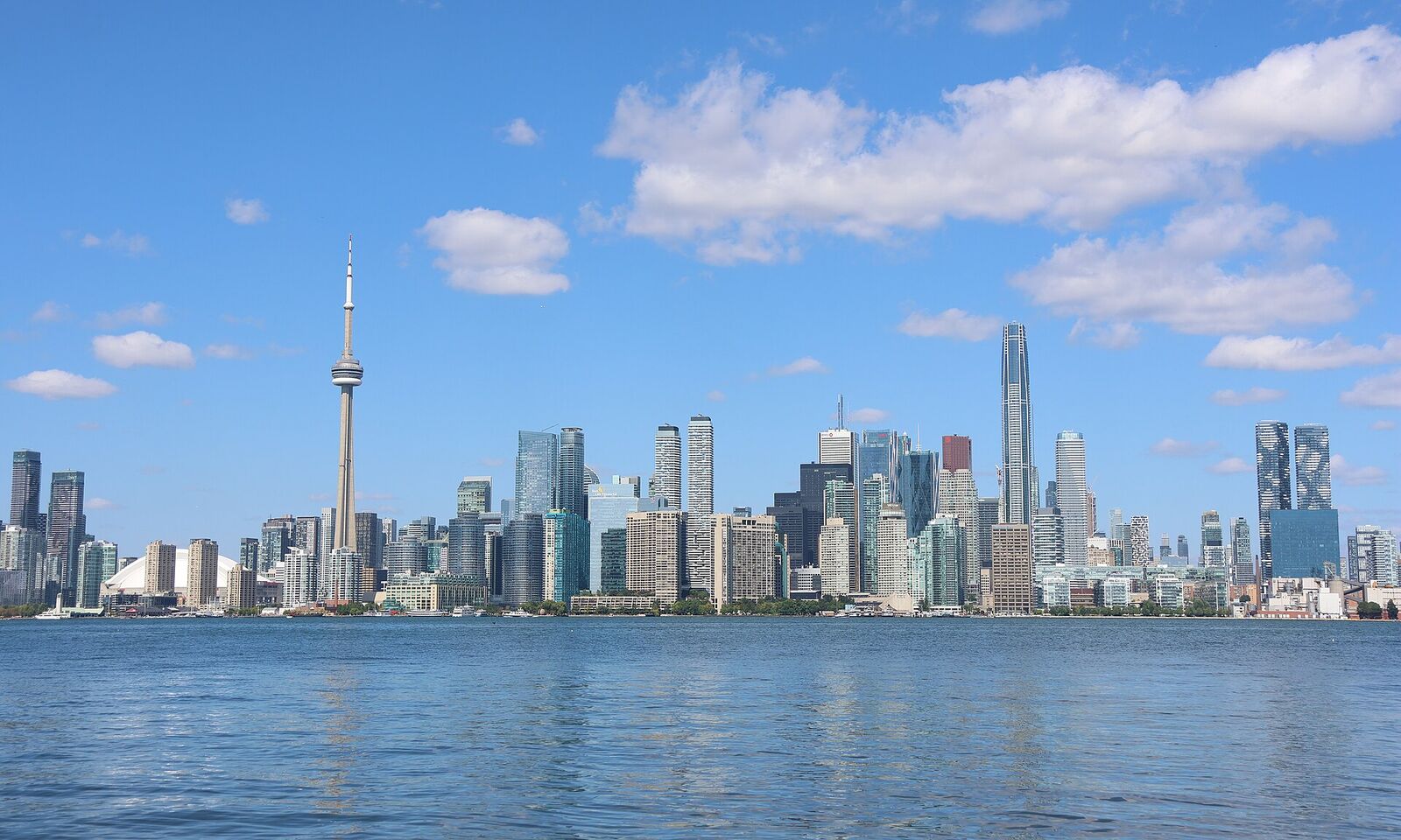 Skyline de Toronto con la CN Tower sobre el lago Ontario