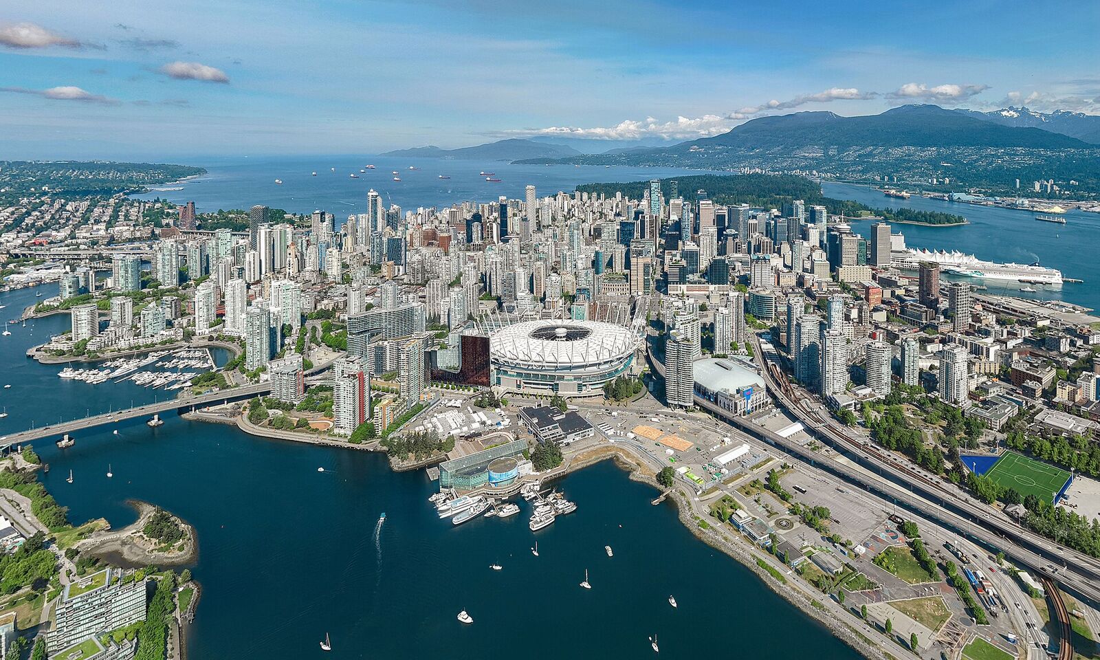Vista aérea del centro de Vancouver con el mar y las montañas al fondo