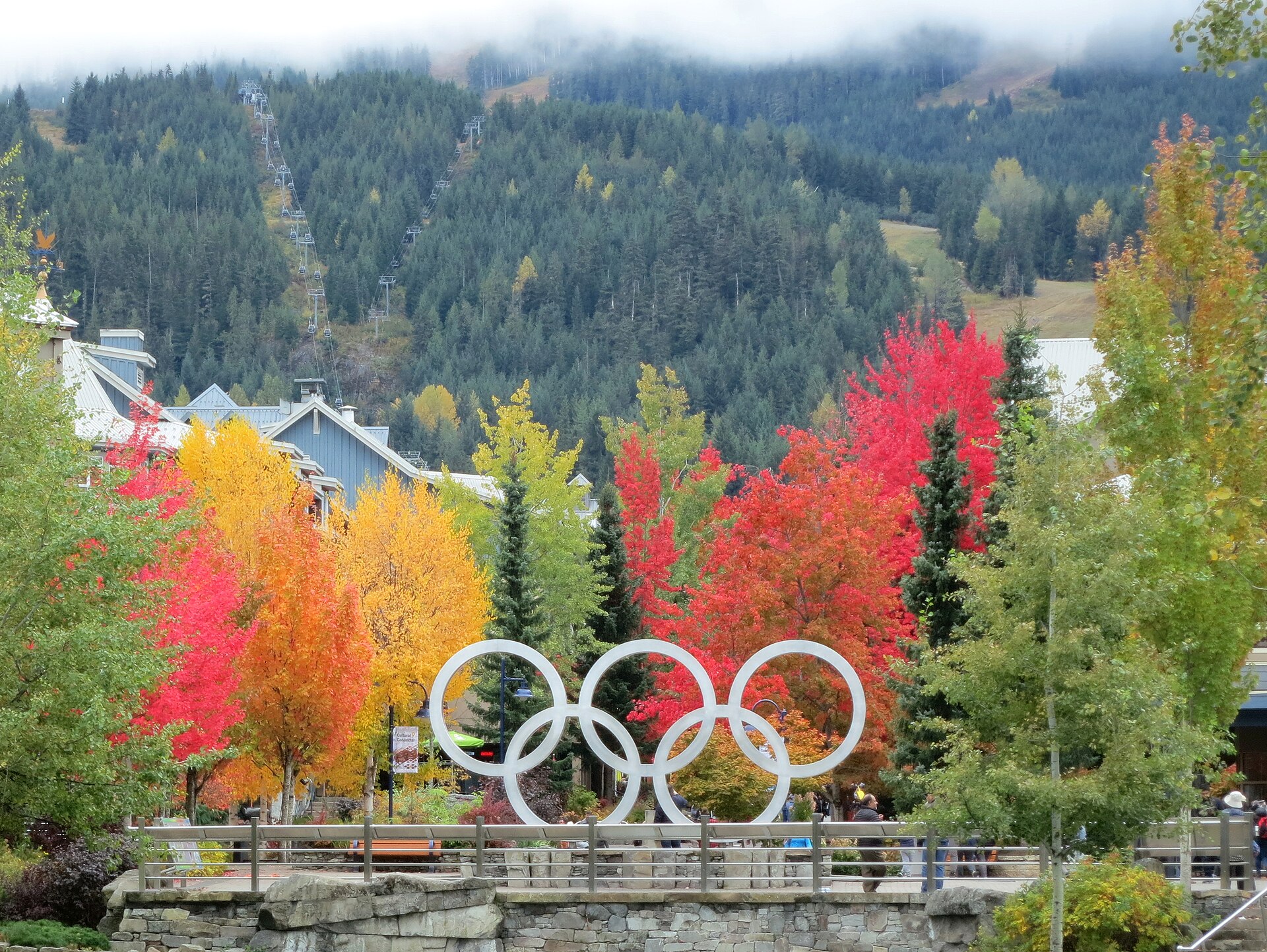 Aros olímpicos en Whistler rodeados de árboles con colores de otoño